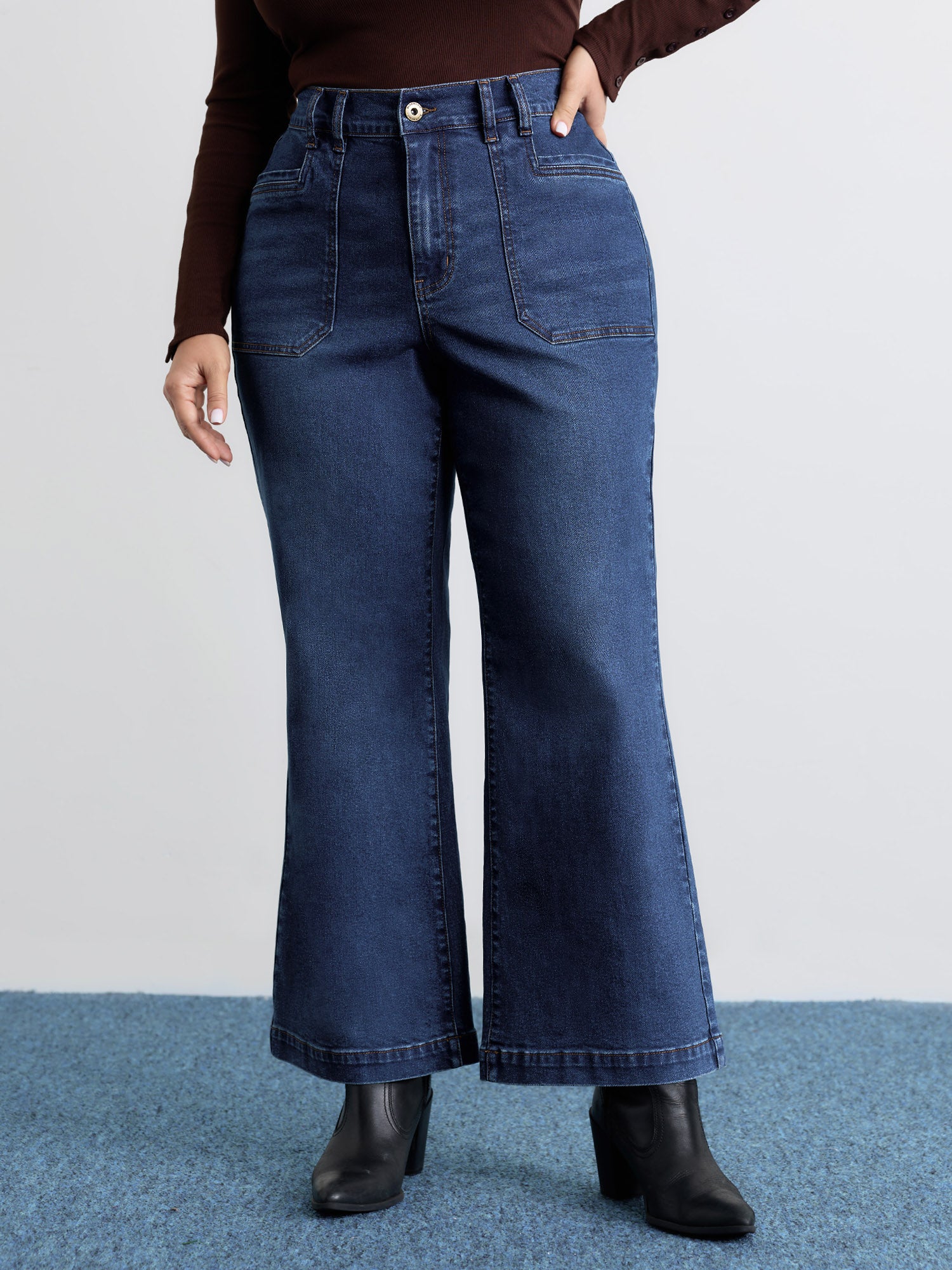 Stretchy Pockets Flared Jeans
